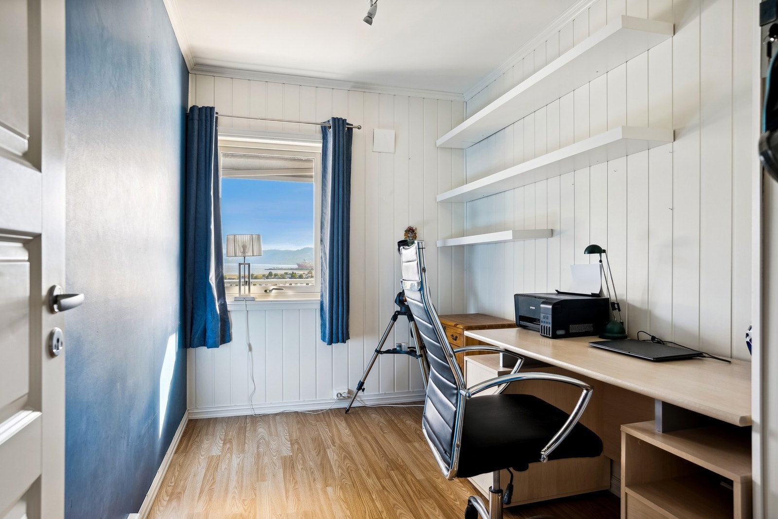 Hele seks soverom betyr mange valgmuligheter for familien, og et av rommene brukes i dag som kontor. Galleribilde