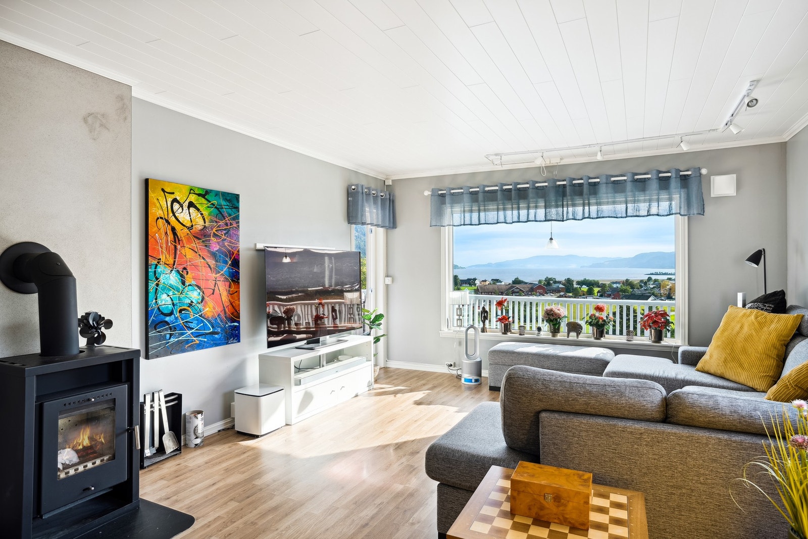 Atmosfæren i stuen er lun og god, med både peisovn og ny varmepumpe. Galleribilde