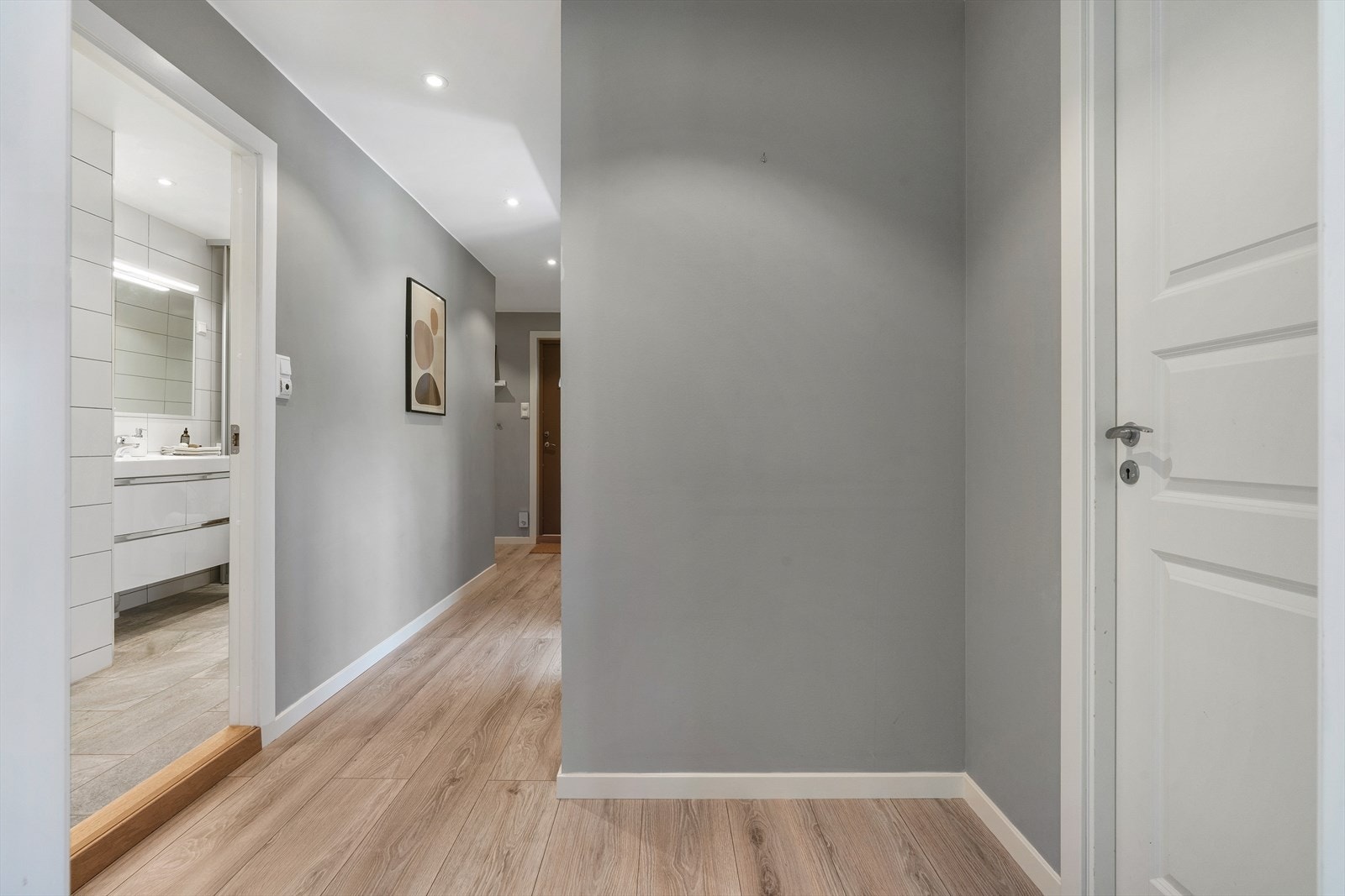 - Leiligheten har en stilren entré/gang på hele 10,4 m² - Galleribilde