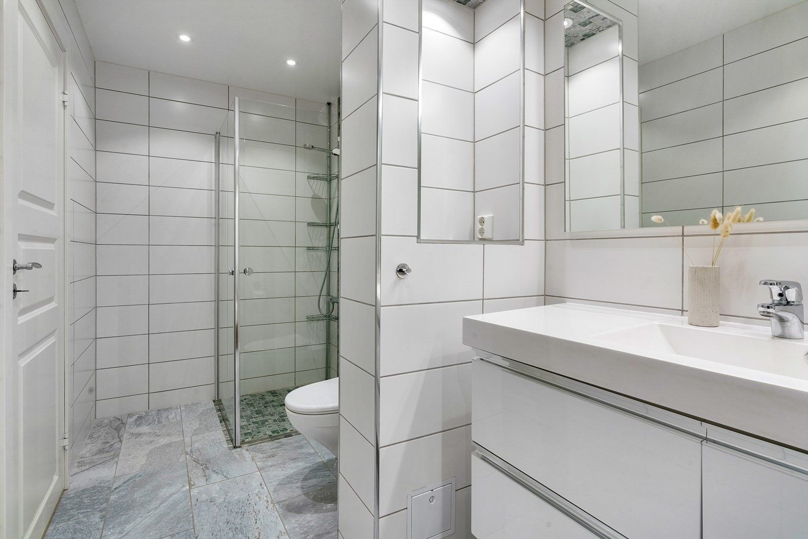 - Badet blir godt varmet opp gjennom gulvvarme - Galleribilde