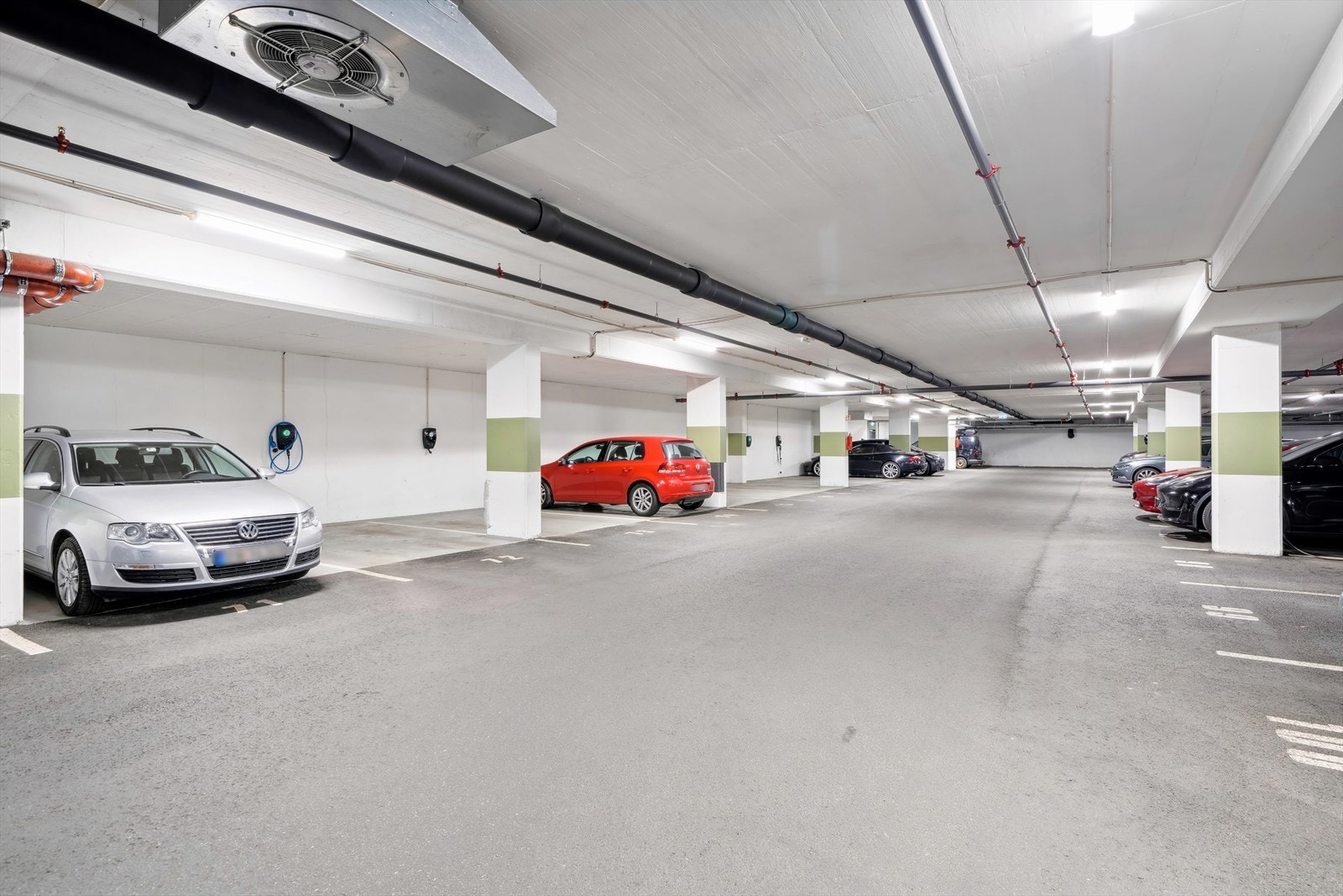 Det medfølger en garasjeplass med elbillader og en bod i kjeller på ca 5kvm. Det er heisadkomst til kjelleren. Galleribilde