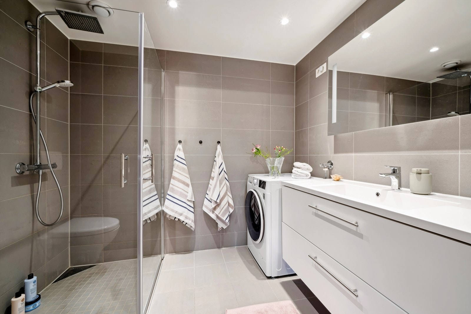 Badet er flislagt og har vannbåren gulvvarme. Galleribilde