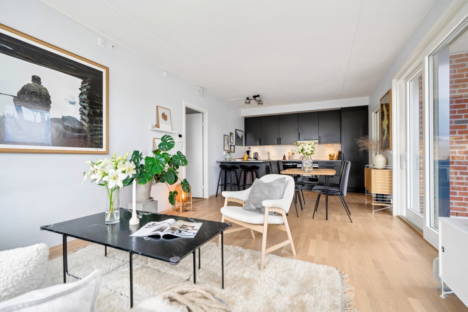 Stuen og kjøkkenet ligger i en åpen løsning. Galleribilde