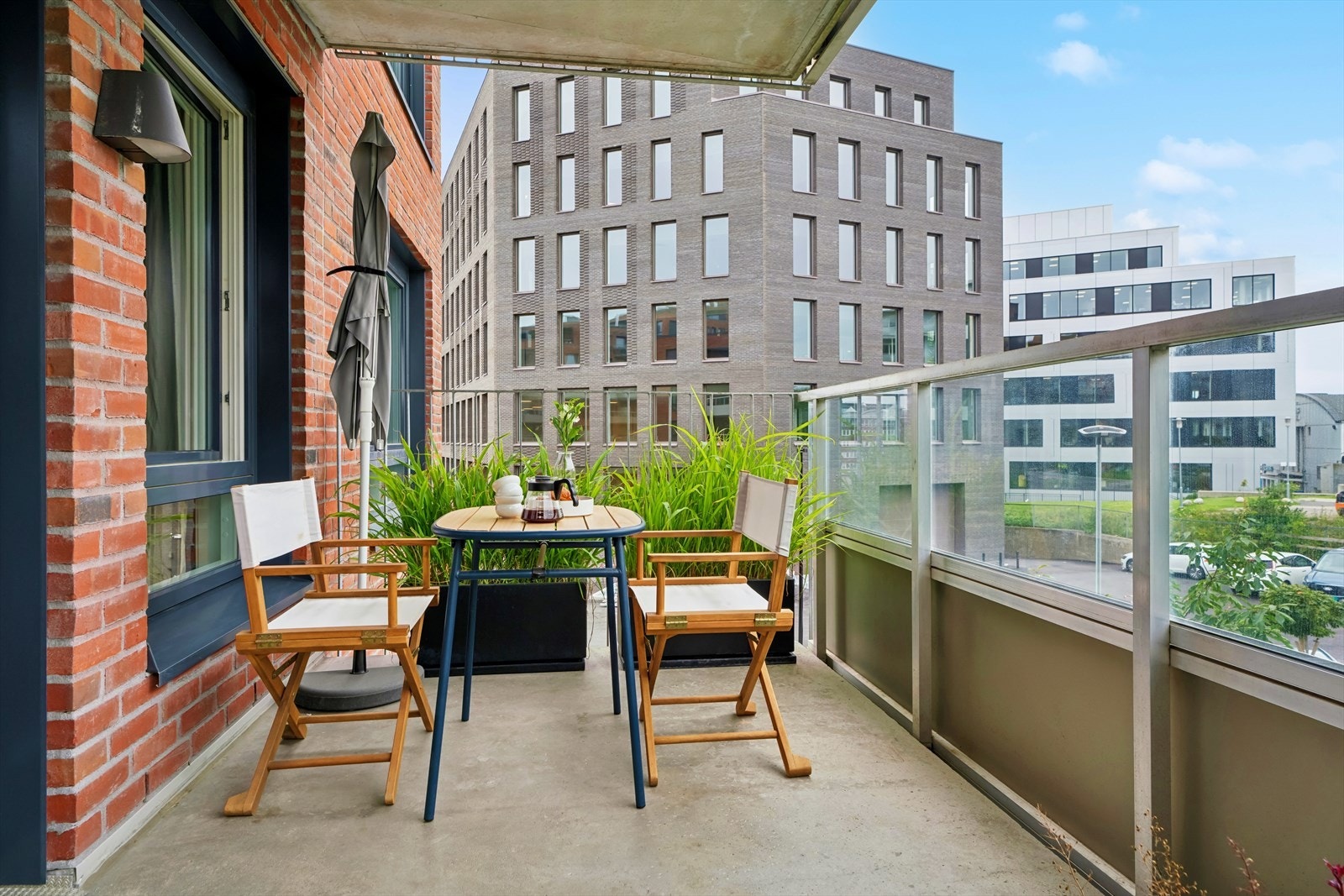 På begge balkongene er det god plass til sittegrupper, beplantning og grill (det er tillatt med gass og elgrill). Galleribilde