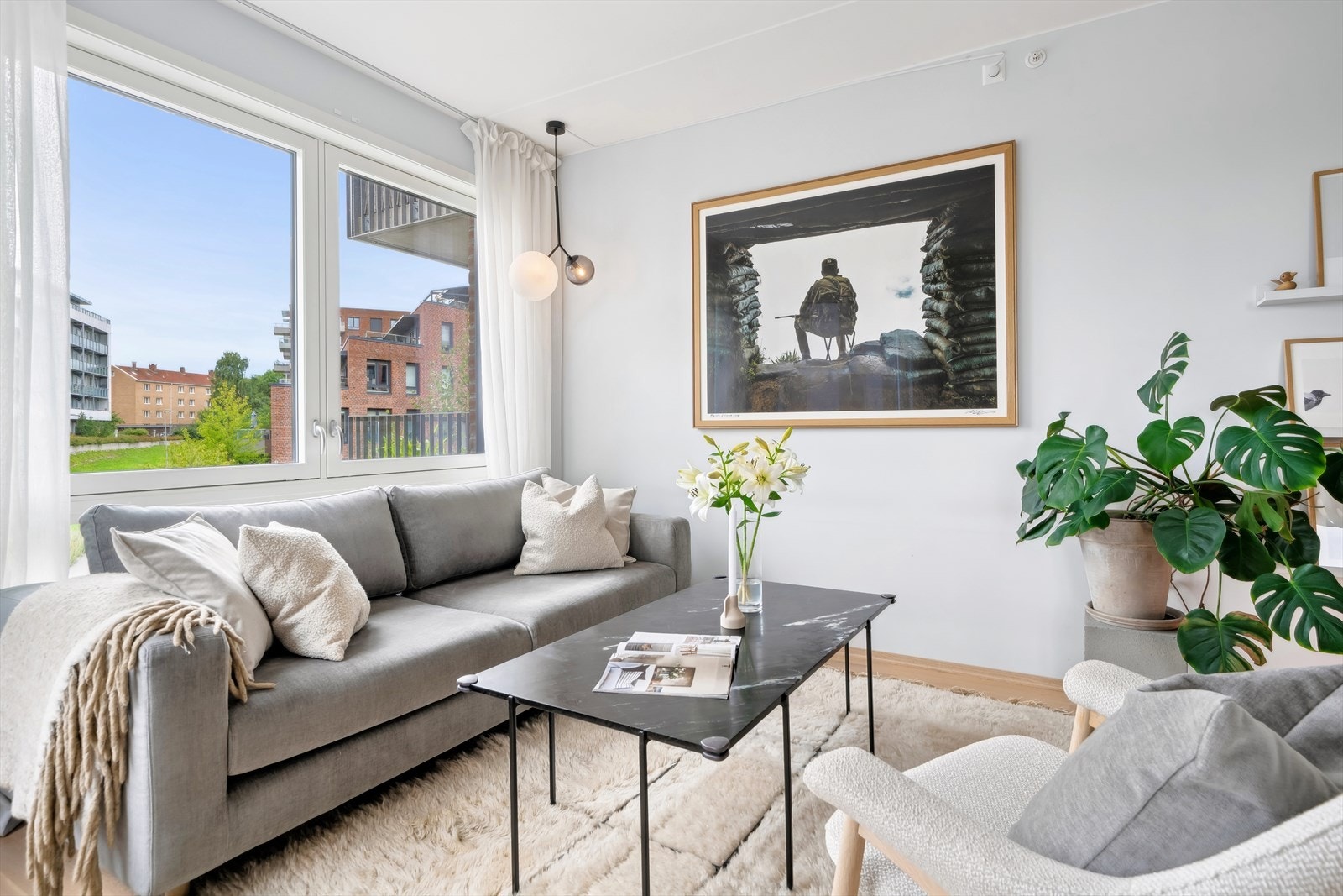 Det er plass til både sofagruppe og spisebord i den åpne løsningen. Galleribilde