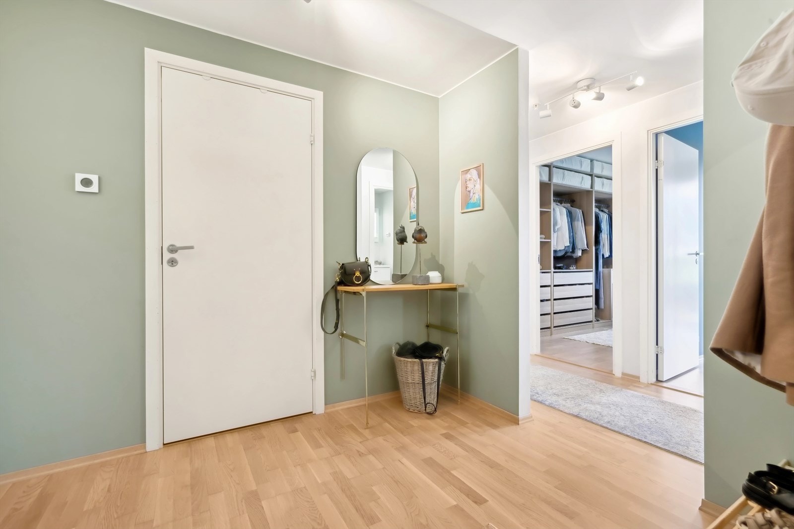 Entreen er romslig og gir et meget godt førsteintrykk av leiligheten. Varmt velkommen til visning! Galleribilde