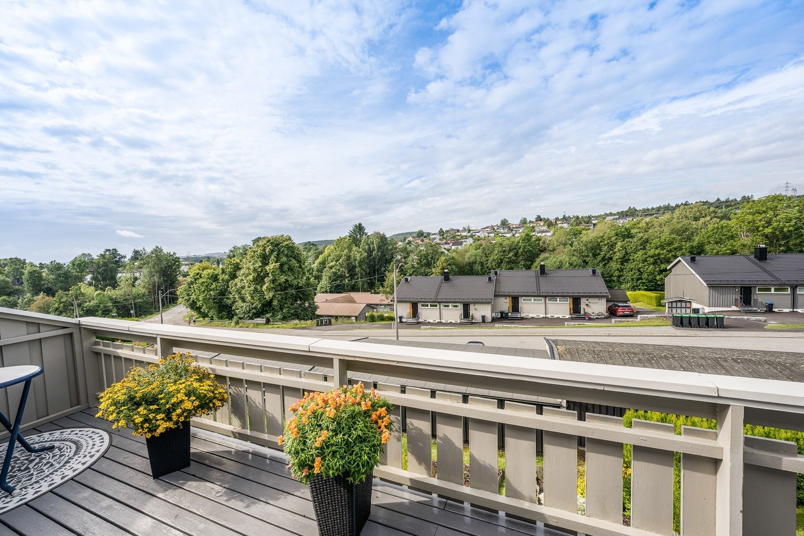 Gode solforhold og flott utsyn over nærområdet. Over levegg mot sydøst kan man også skimte idylliske Eidangerfjorden! Galleribilde