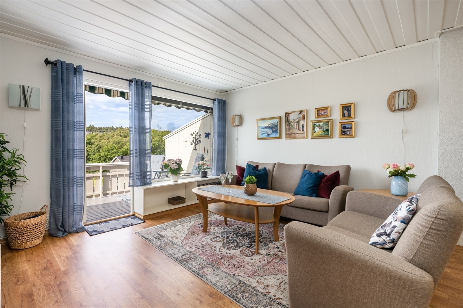 Vindusflatene tilfører stuen godt med naturlig lys. Utvendig er det på stuevindu og verandadør montert persienner for solskjerming. Galleribilde