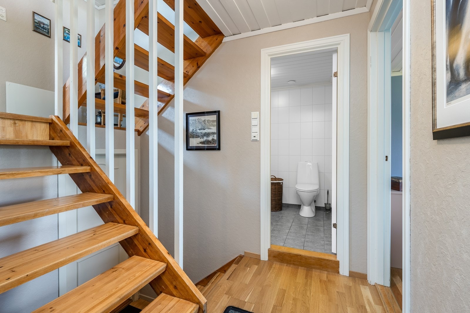 Boligen har åpen lakket tretrapp mellom etasjene. I trappegang på 1. plan er det montert koksovn type Jøtul 505 fra byggeår. Galleribilde