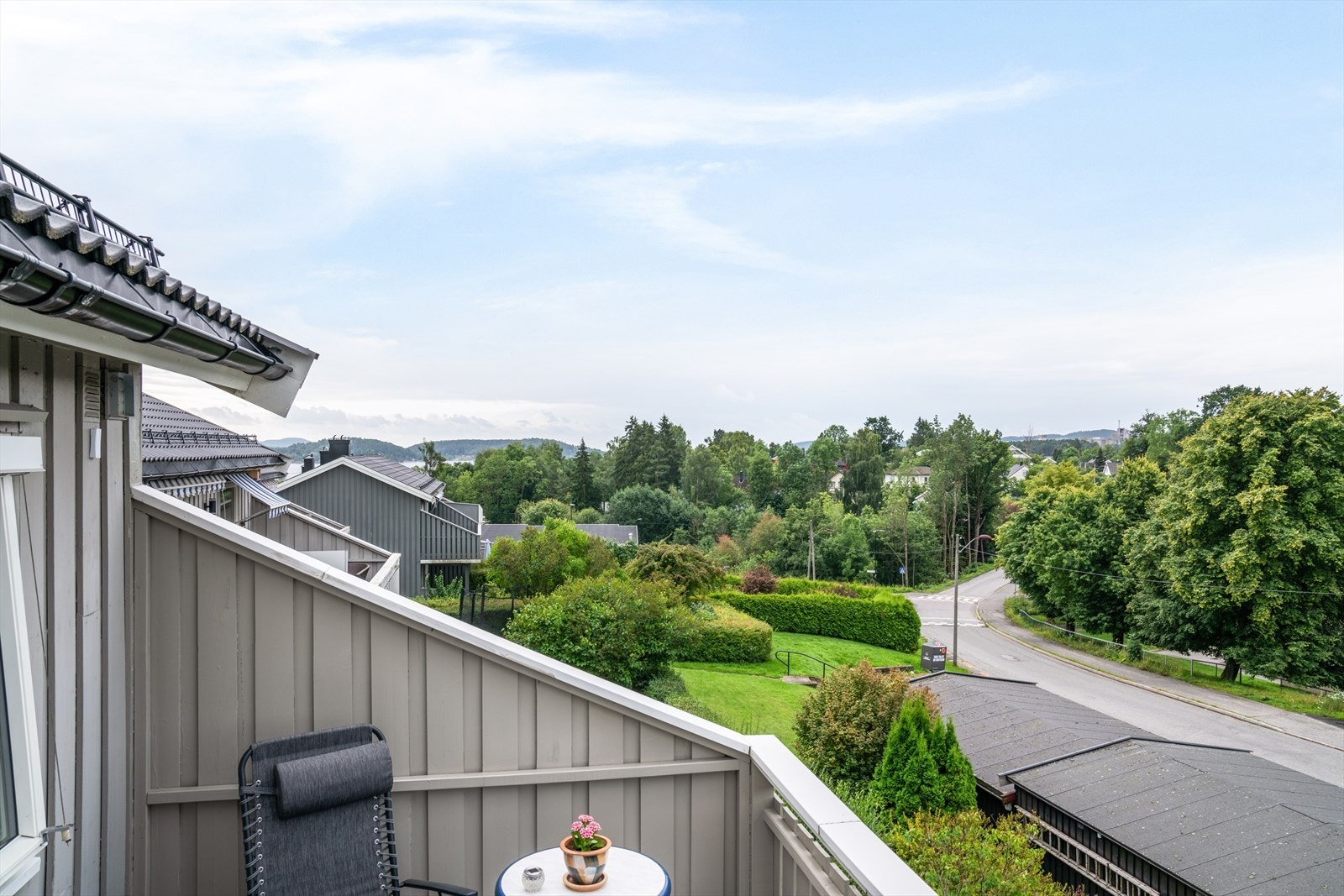 Boligen innehar en spennende planløsning over to etasjer, med fire halvplan. Fine uteplasser, egen hagedel og garasjeplass. Galleribilde