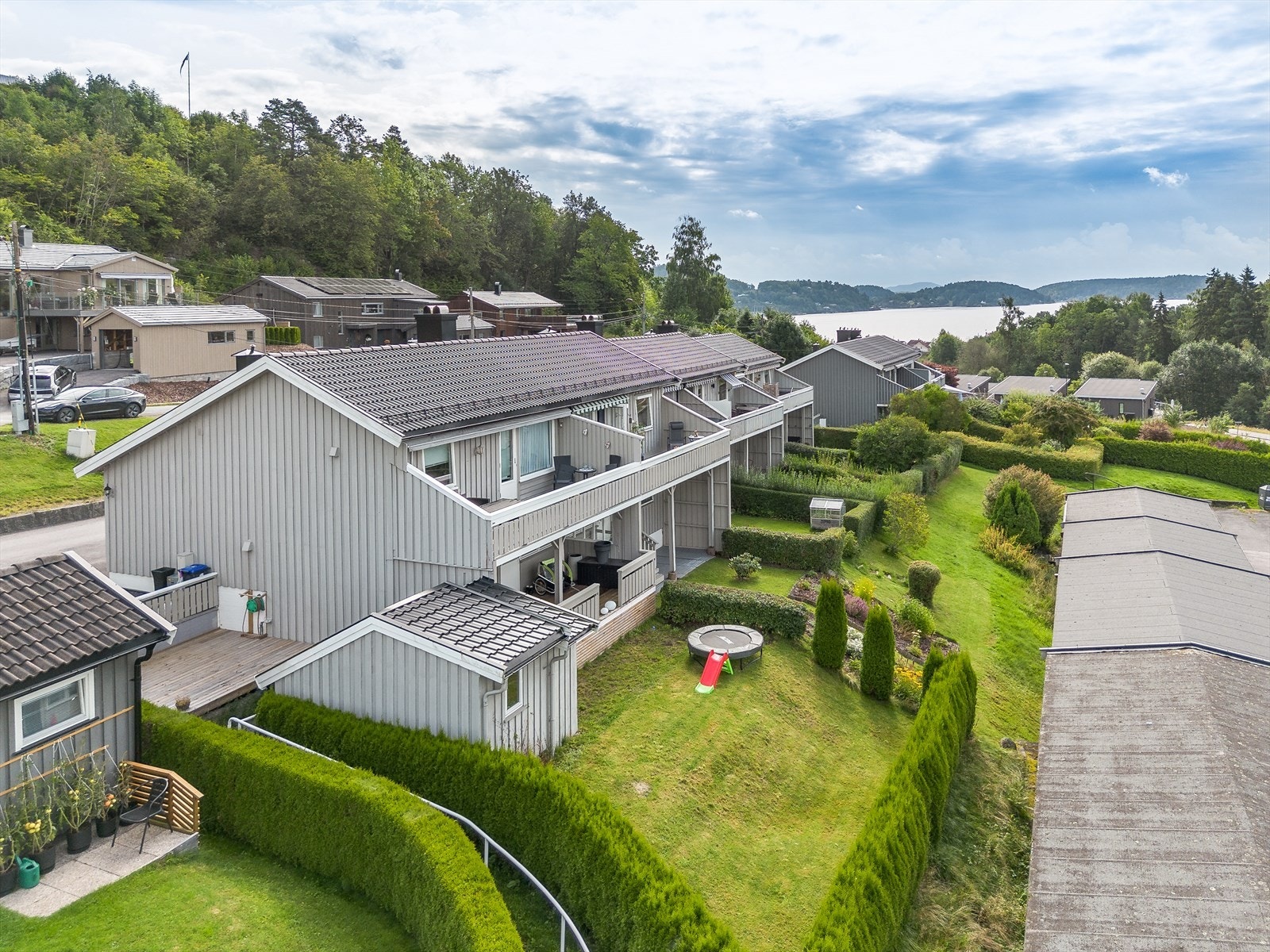 Boligen ligger fint, sydvestvendt til med gode solforhold og fint utsyn over nærområdet. Nærhet til idylliske Eidangerfjorden! Galleribilde