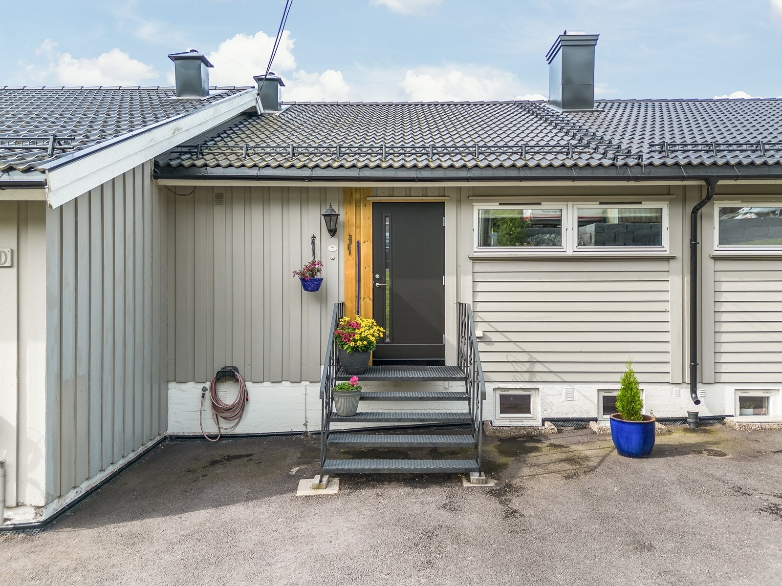 Hyggelig opparbeidet inngangsparti mot nordøst. Utvendig er det i regi av borettslaget satt inn ny ytterdør i 2024. Galleribilde