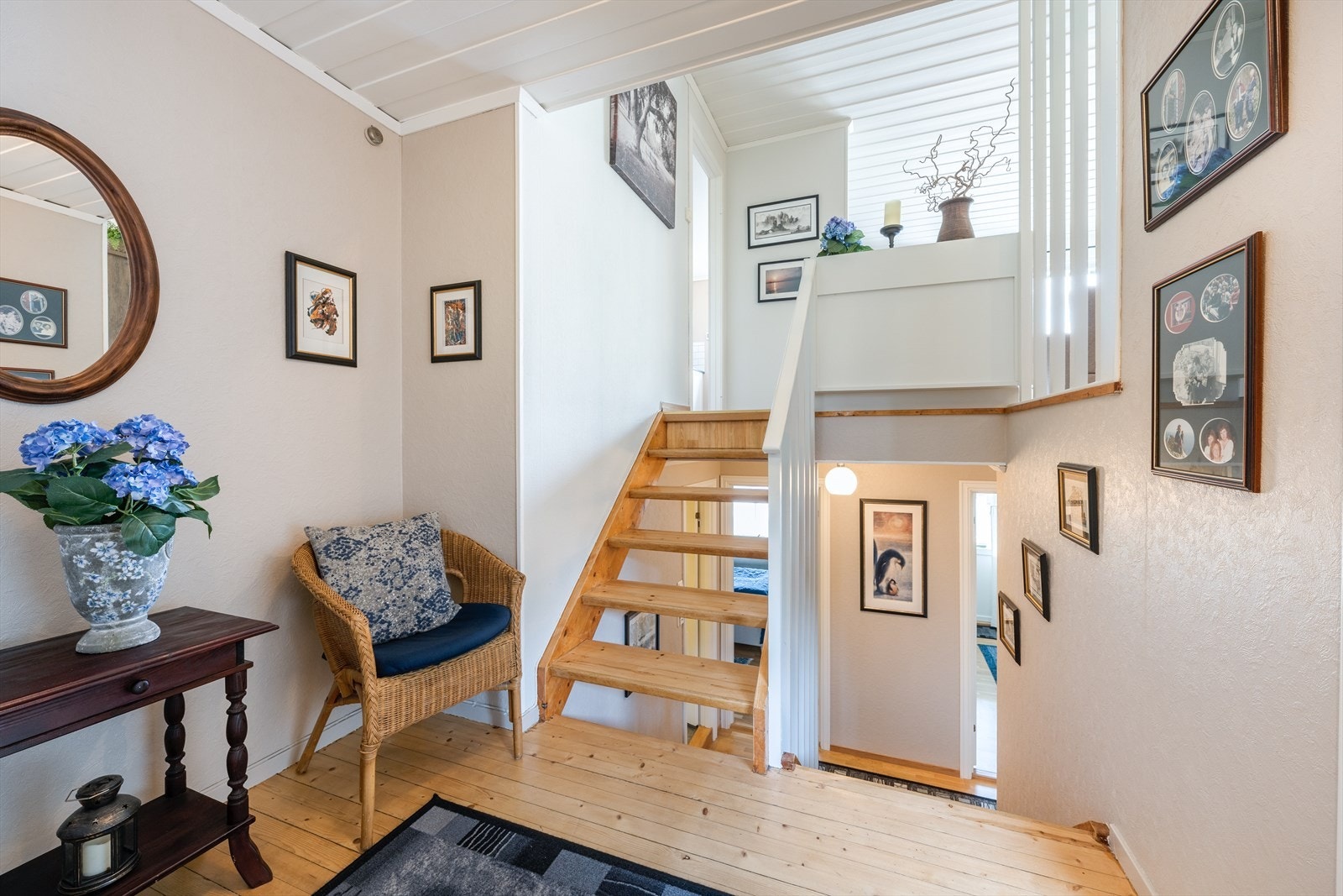 Boligen har en fin entré på 2. plan, med tilliggende romslig garderoberom og trappegang med fin plass til oppbevaringsmøblement. Galleribilde