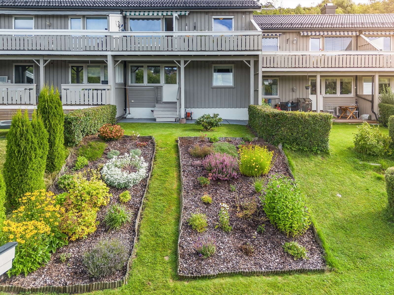 Egen hagedel som disponeres av denne boligen er pent opparbeidet med plen og bed, som er fint beplantet. Galleribilde