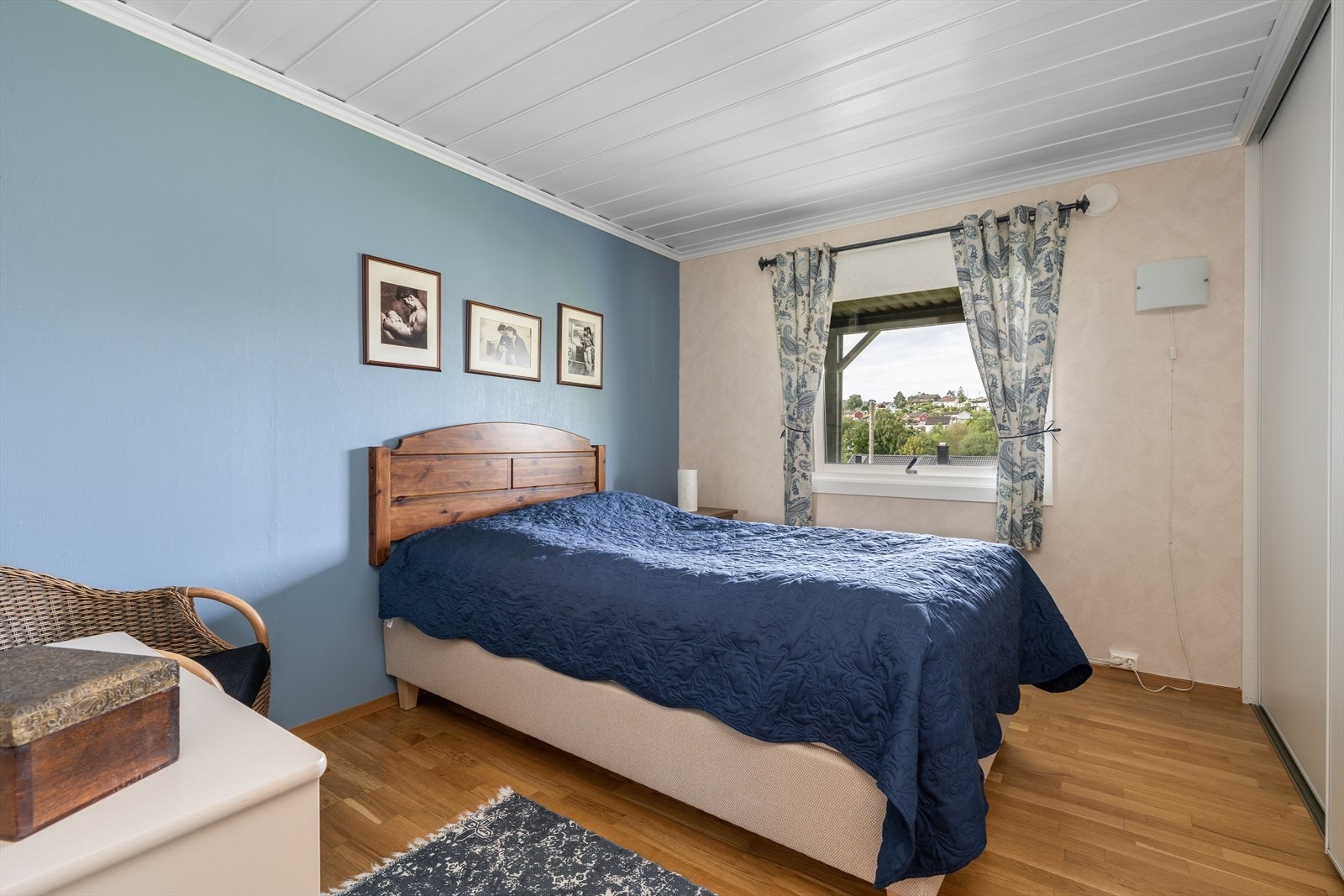 Hovedsoverommet er har god plass til soveromsmøblement og praktisk skyvedørsgarderobe for klesoppbevaring. Galleribilde