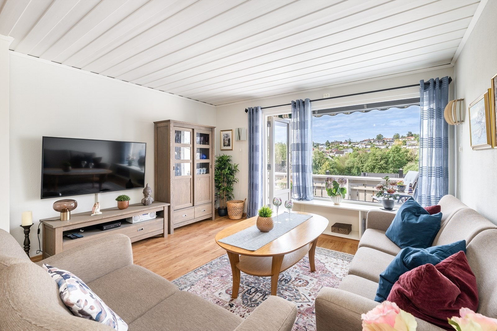 Pen og romslig stue på 3. plan, med lyse overflater, gode vindusflater og utgang til romslig, sydvestvendt veranda. Galleribilde