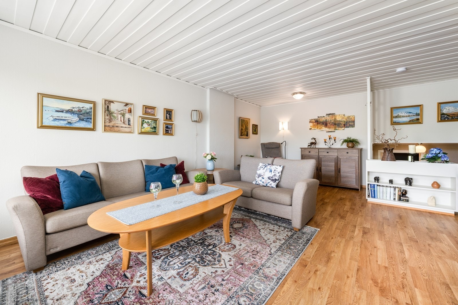 Stuen har god plass til sofagruppe og mediemøblement, samt spisestue om ønskelig. Tv og internett er inkl. i felleskostnadene. Galleribilde