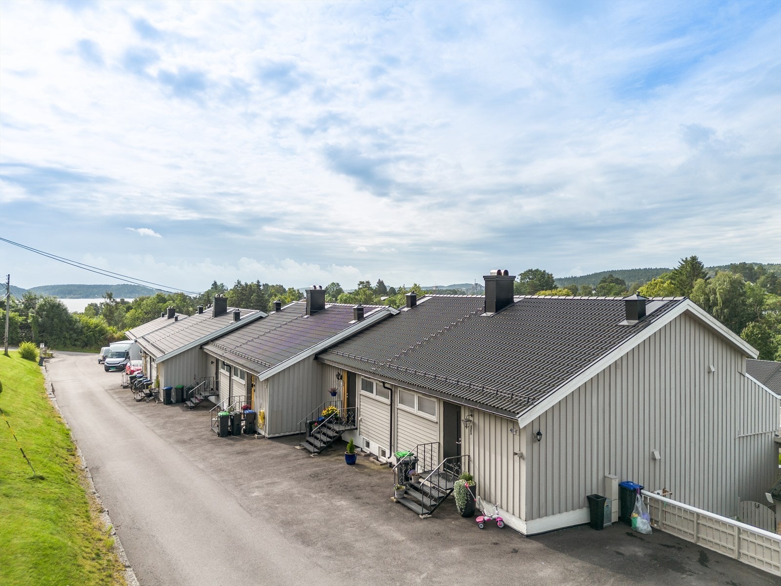 I regi av borettslaget er det også foretatt ny taktekking i 2018, samt ny verandadør og vinduer i stue og kjøkken i 2021. Galleribilde