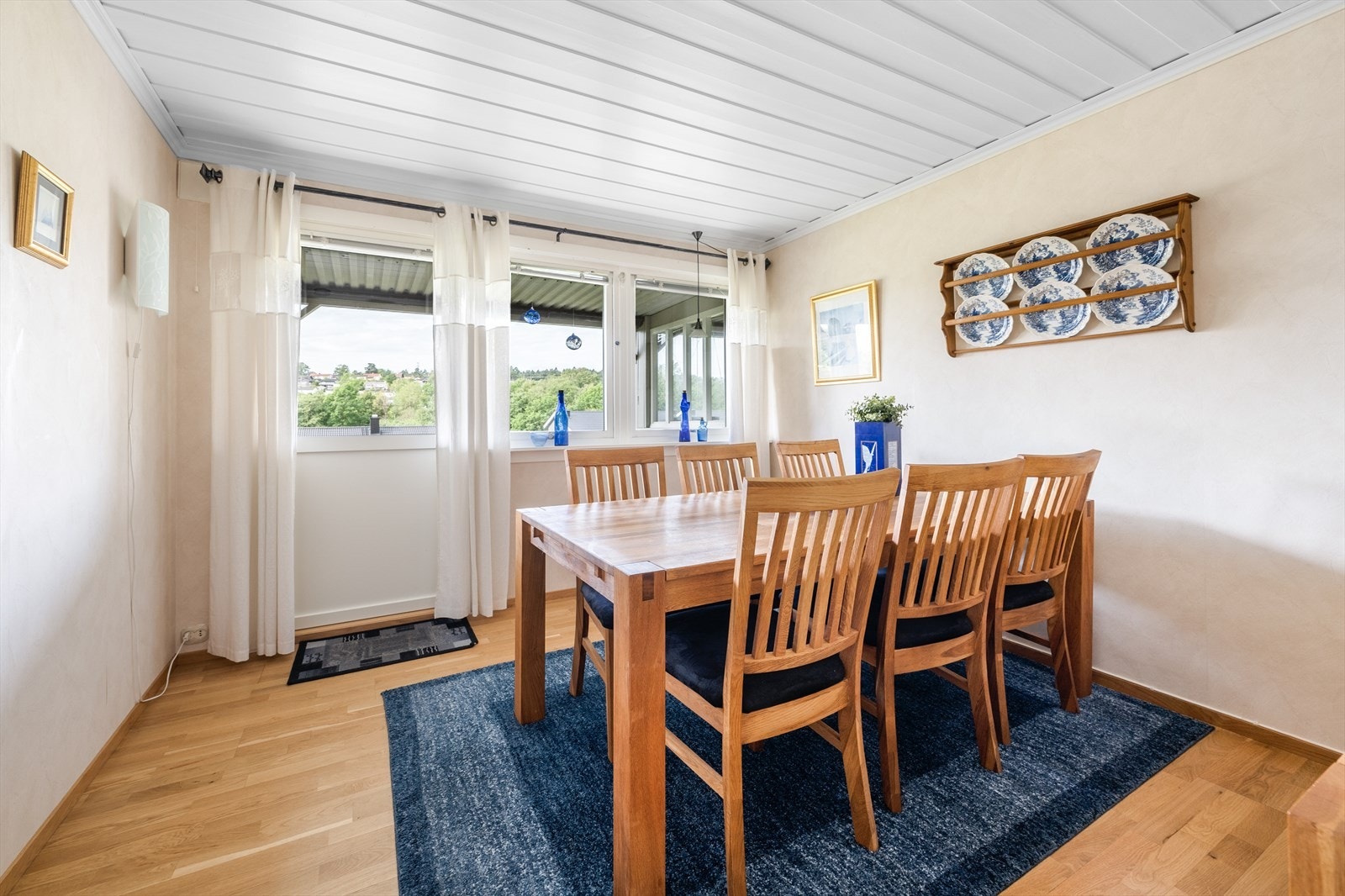 De to soverommene på 1. plan er av god størrelse, hvorav det ene soverommet i dag benyttes som spisestue. Galleribilde