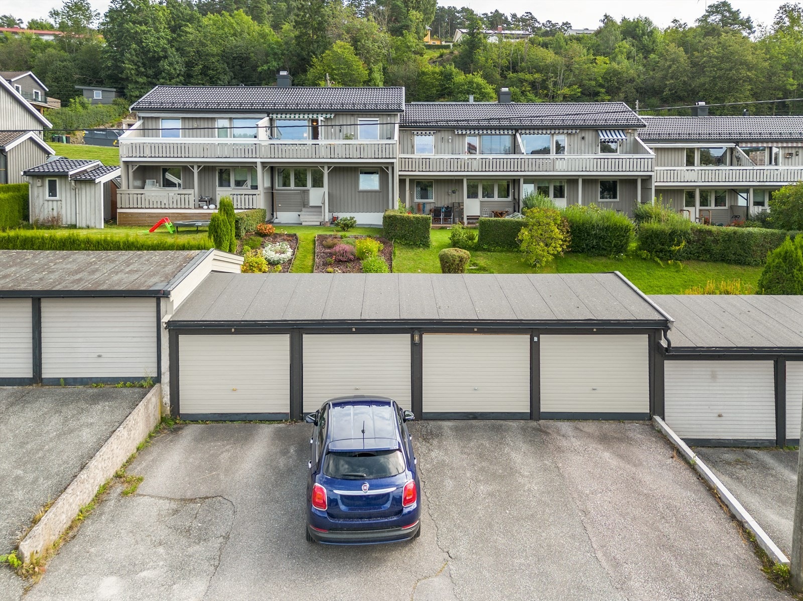 Boligen disponerer i tillegg garasjeplass i felles garasjerekke på borettslagets eiendom. Garasjeplass medfølger ved salg. Galleribilde