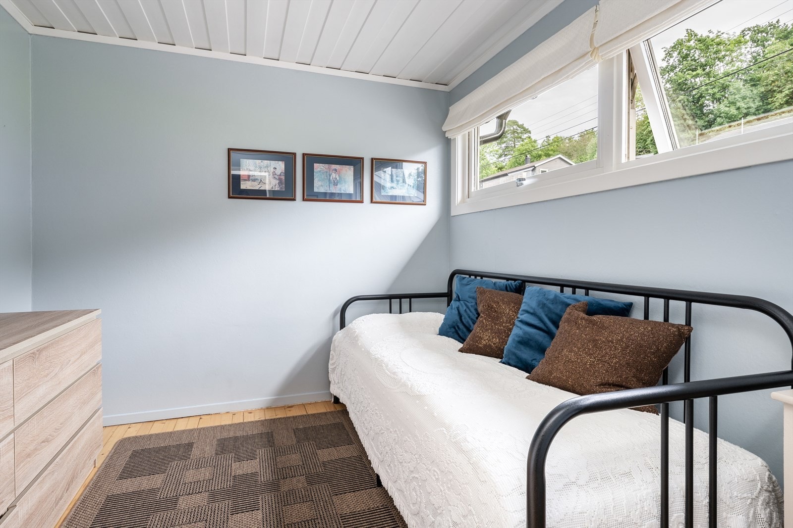 Soverommet på 2. plan er romslig, med plassbygget garderobeskap og fin plass til soveromsmøblement. Galleribilde