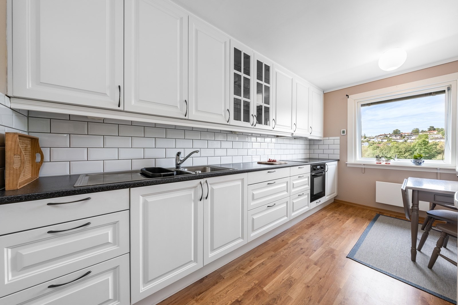 Flott kjøkken av god størrelse, tilliggende stuen. Kjøkkenet har pen, takhøy kjøkkeninnredning type Nettoline fra 2008. Galleribilde