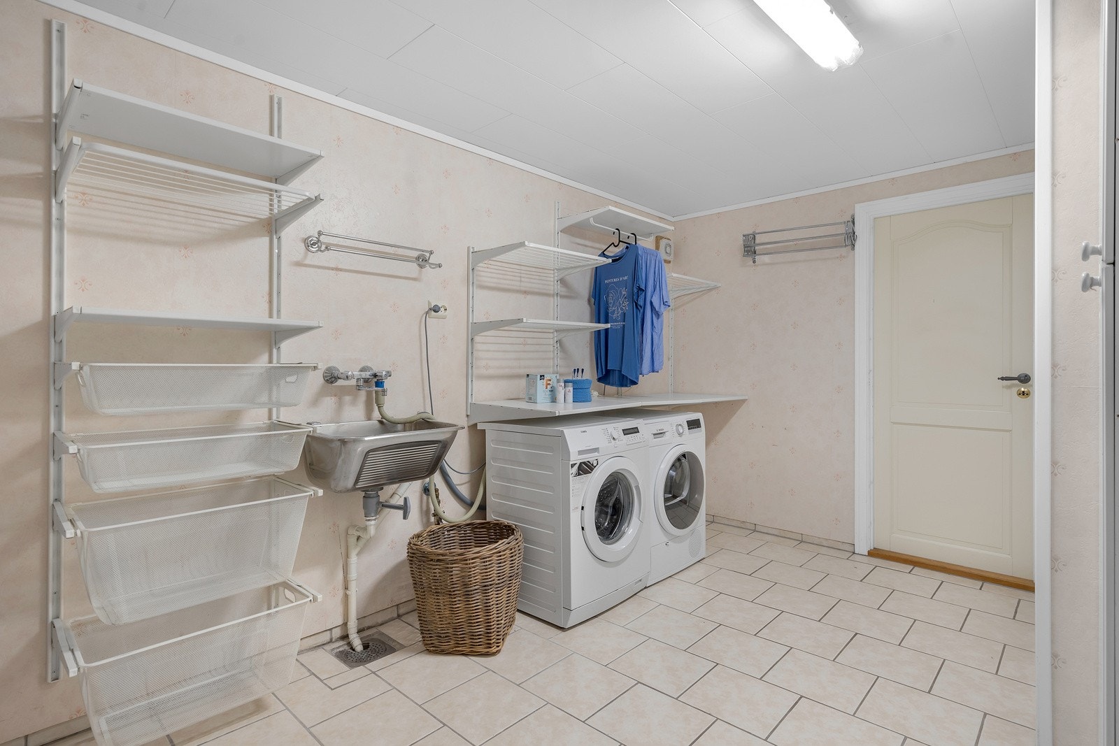 Stort vaskerom Galleribilde