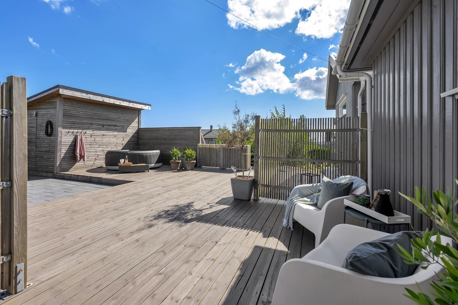 Platting, terrasse, veranda og hage byr den solrike tomten på Galleribilde