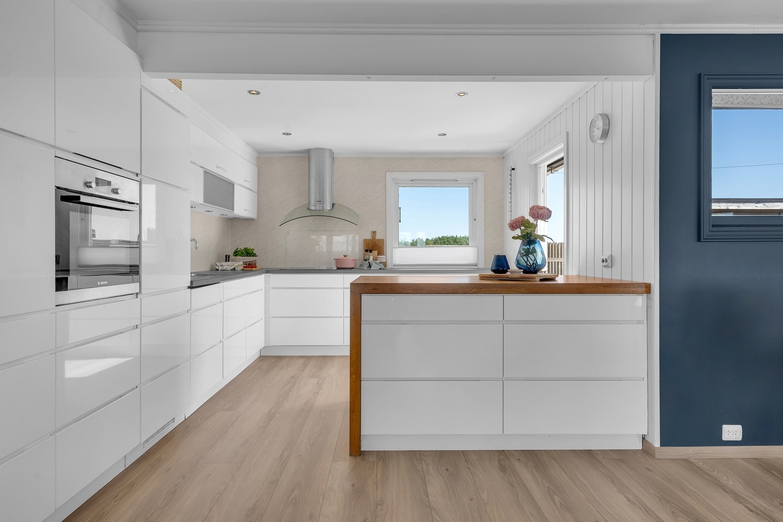 Kjøkken med god skap- og benkeplass. Kjøkkenøy Galleribilde