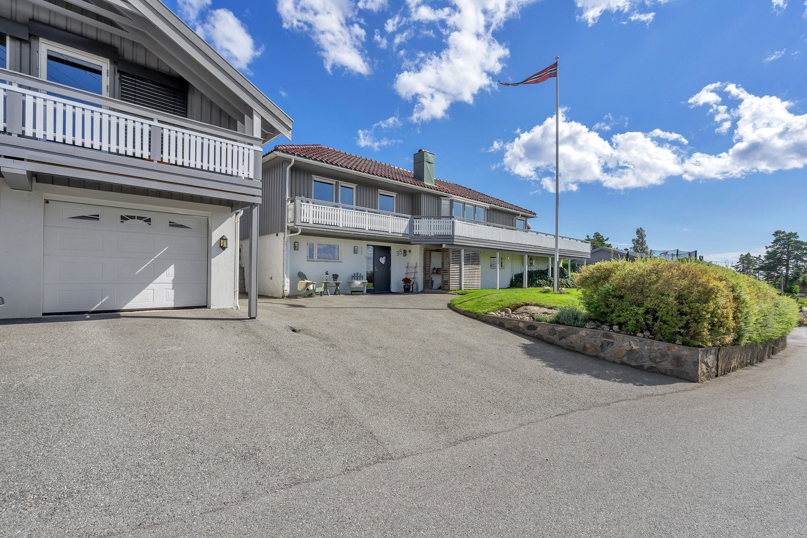 Til eneboligen tilhører halvdel av dobbel garasje. Klargjort for EL-lader i garasjen. I tillegg tilhører god bod i garasjen. Galleribilde