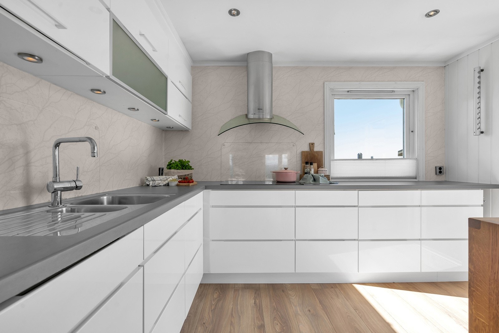 Kjøkken fra 2010 iht. selgers opplysninger Galleribilde