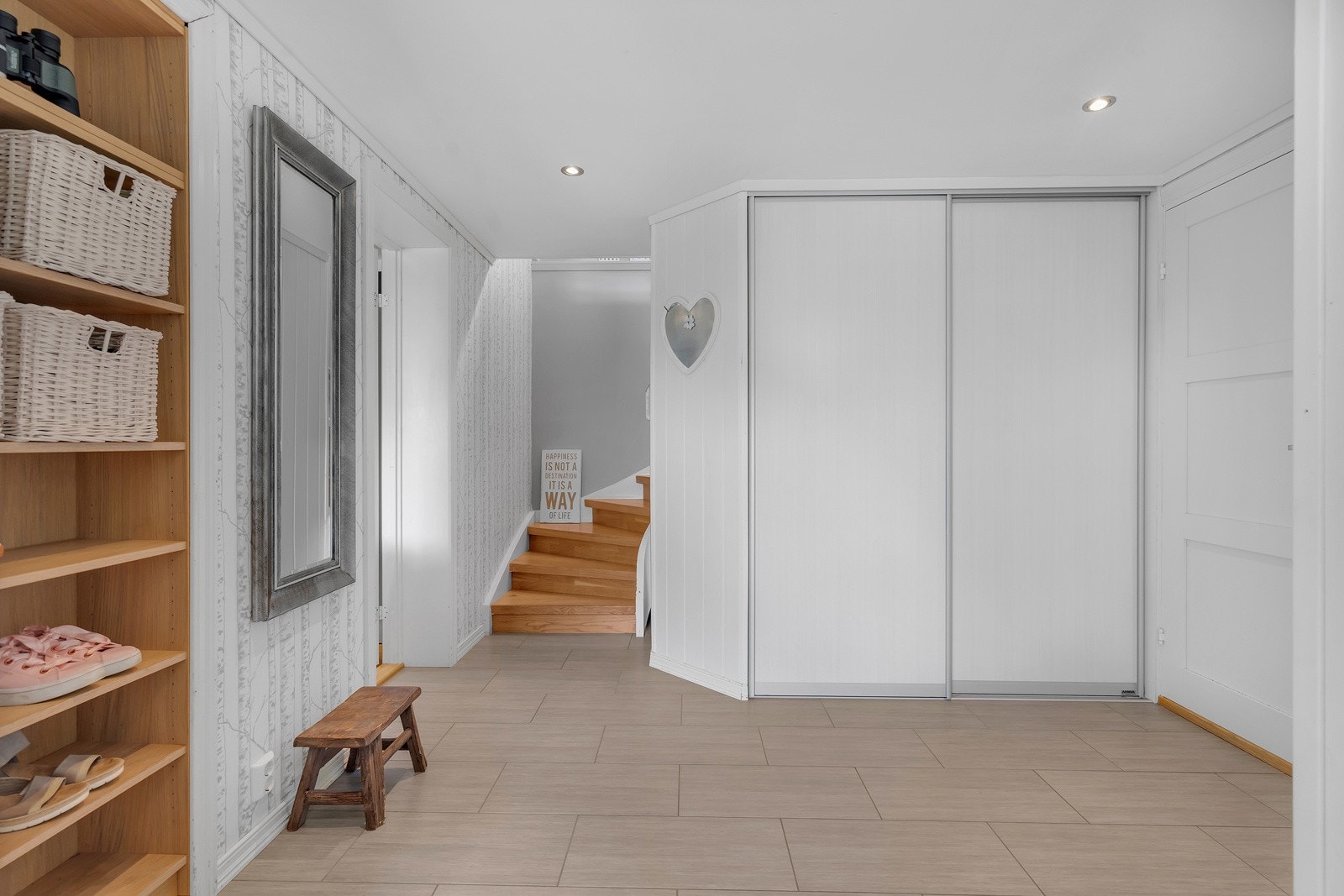 Hall i underetasjen. Iht. selgers opplysninger er det varmekabler i alle gulv i denne etasjen bortsett fra soverom til venstre Galleribilde