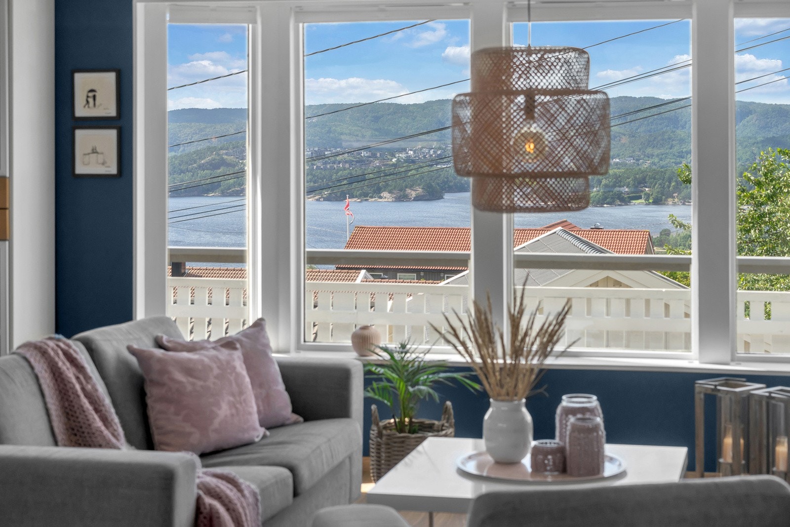 Boligen er oppusset og det er gjort flere oppgraderinger. Boligen fremtrer i god teknisk stand Galleribilde