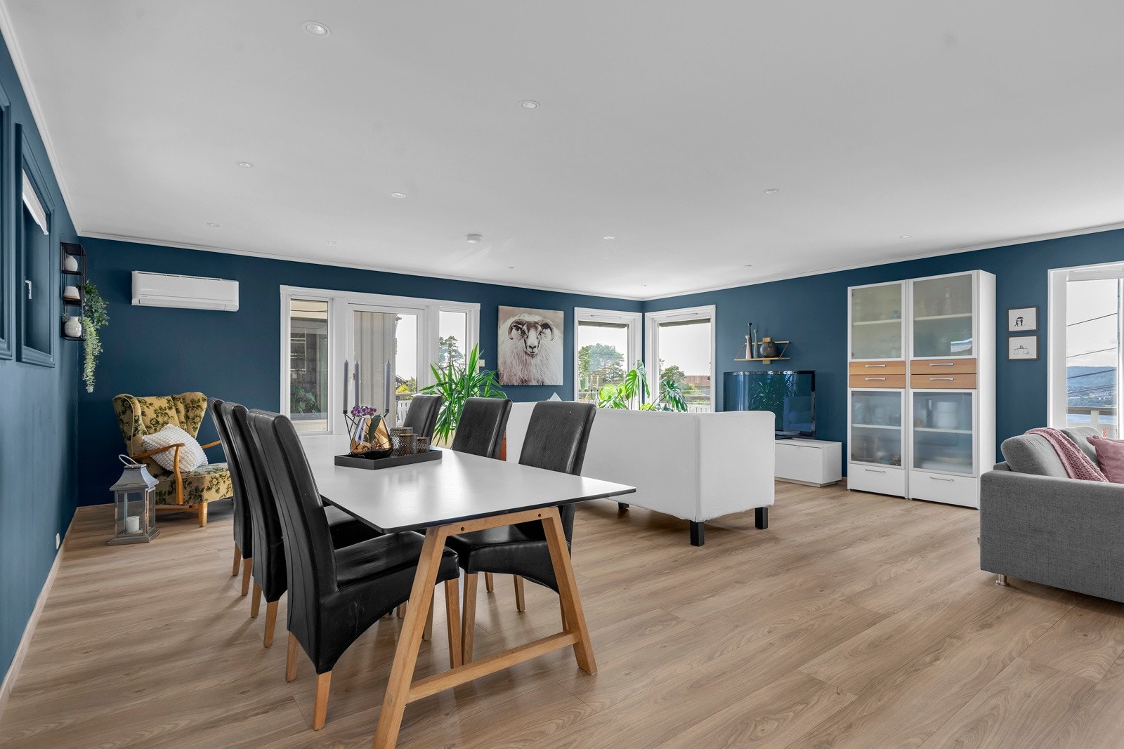 Nytt gulv, nye vegger og nytt tak fra 2017 i stue. Varmepumpe fra 2017 Galleribilde