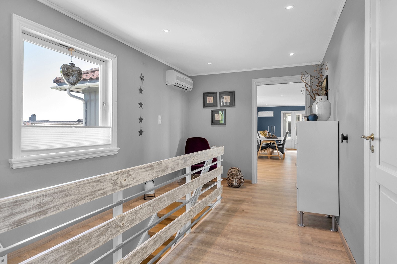 Gangen i 1 etasje. Varmepumpe til venstre i bildet funker ikke, men kan enkelt settes inn ny Galleribilde