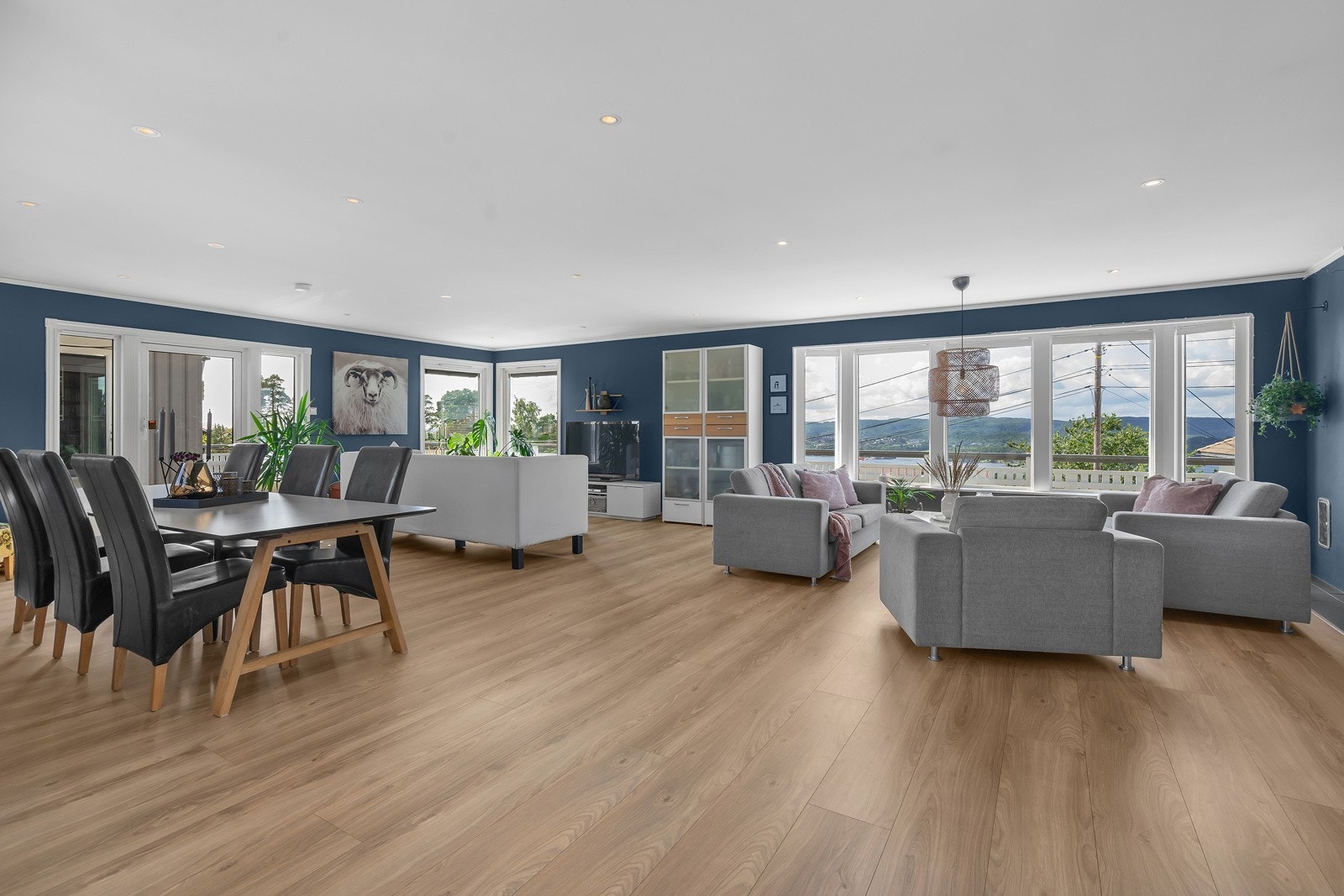 Romslig stue med store vindusflater og sjøutsikt. Godt med lysinnslipp Galleribilde