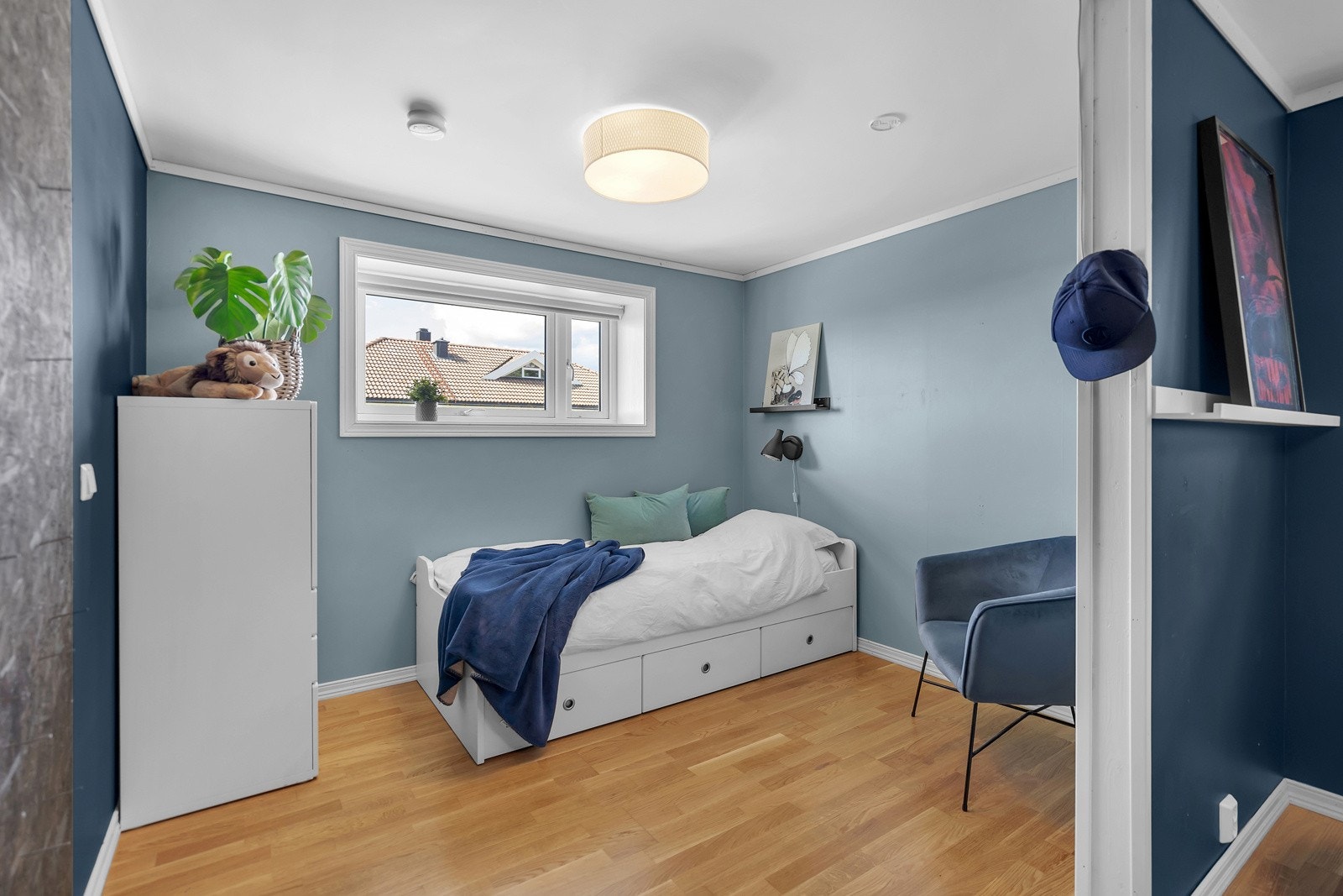 Dette er opprinnelig 2 mindre soverom (lettvegg er fjernet) Galleribilde