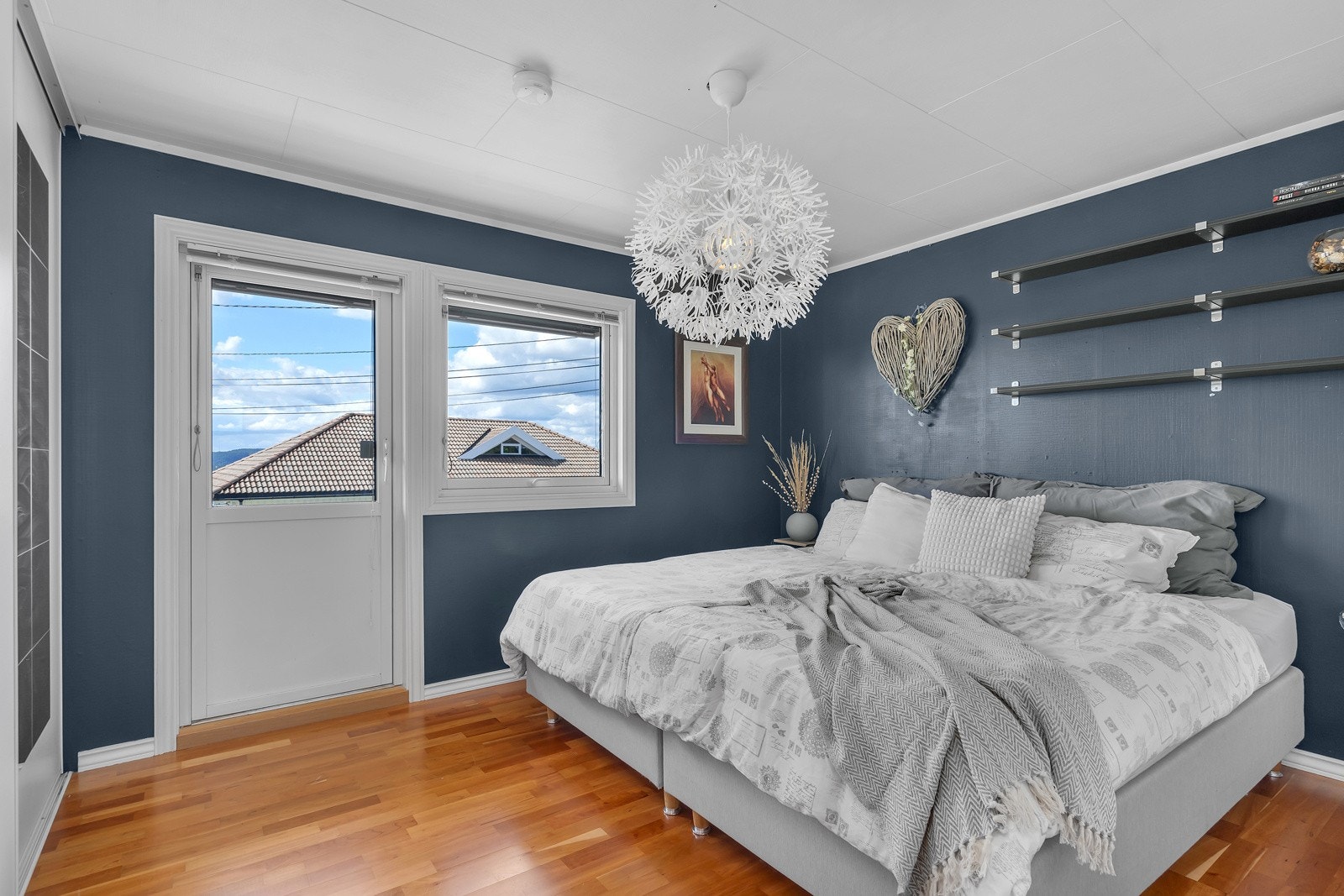 Soverom 1 med direkte adgang til stor veranda langs hele fremsiden av huset Galleribilde