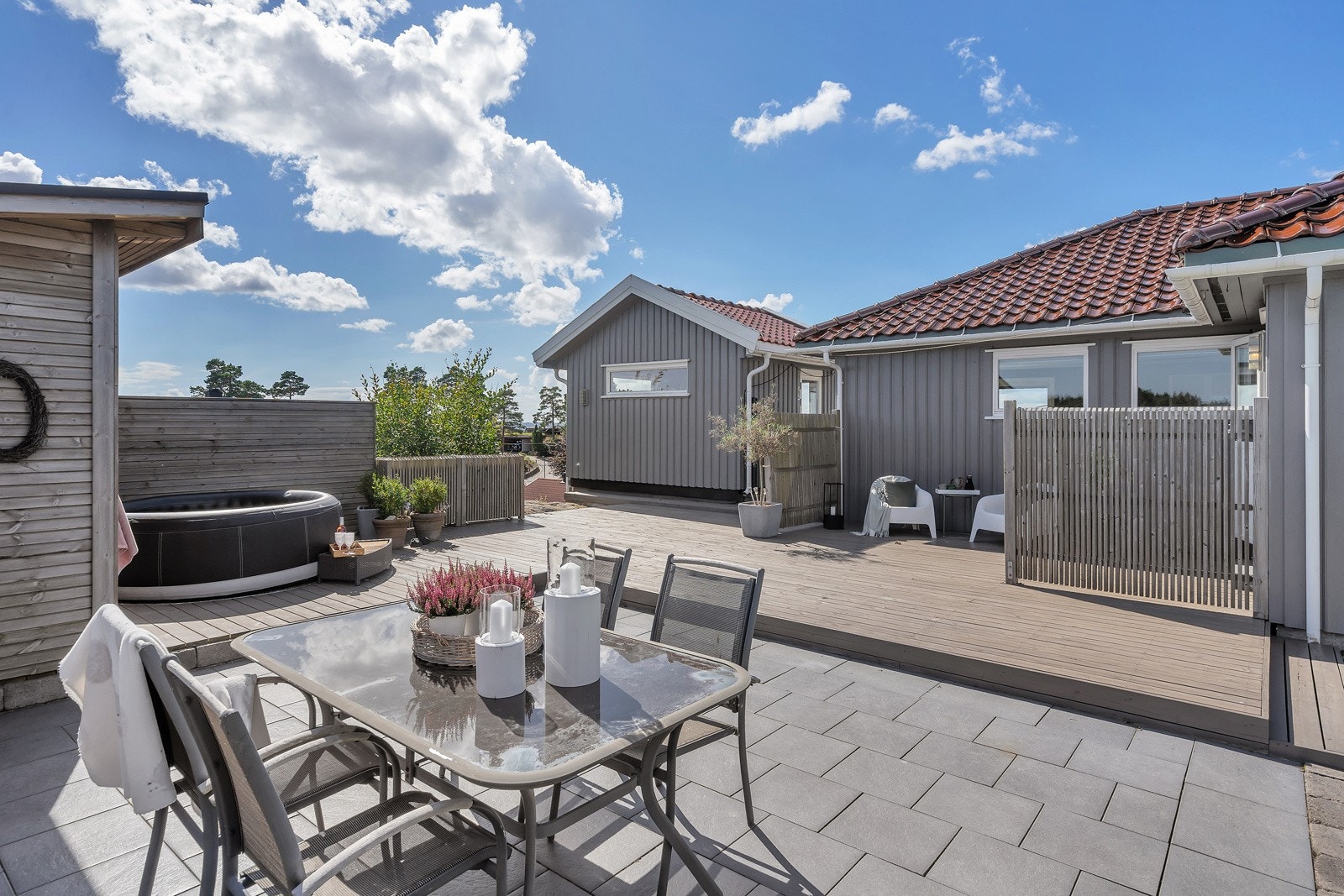 En innholdsrik enebolig med herlige uteplasser og tomt på ca 1 mål Galleribilde