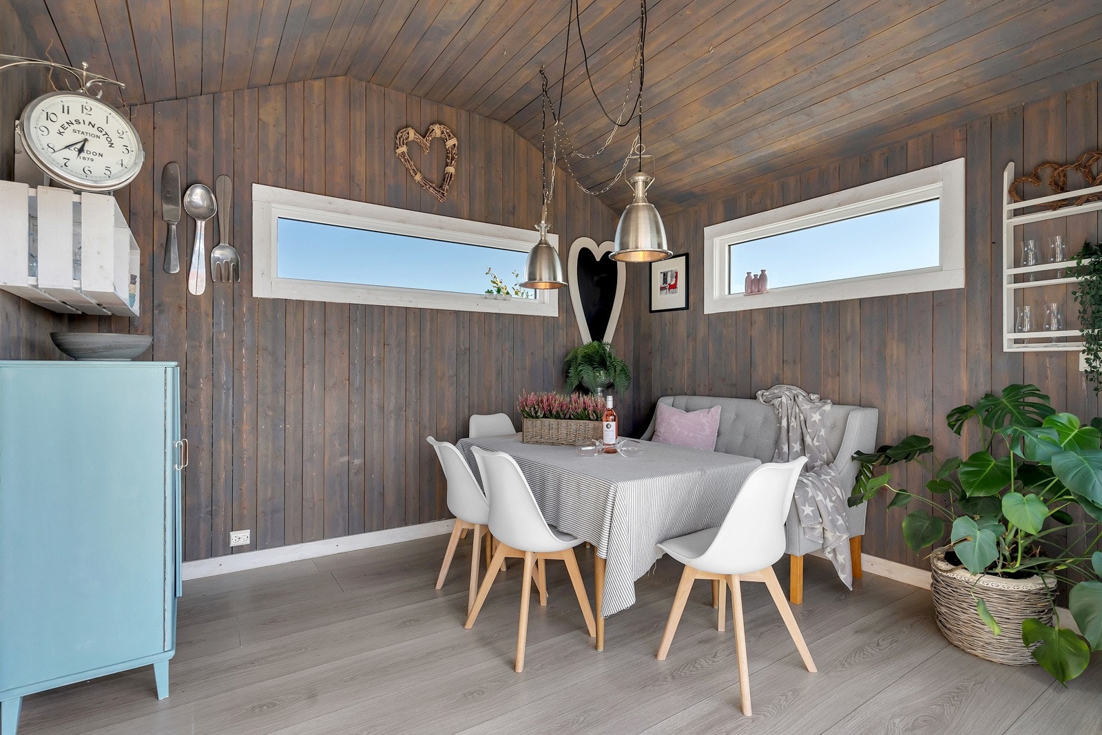 Hagestue bygd i 2012. Helisolert bortsett fra gulv. Er mulighet til å isolere gulvet. Varmekabler langs skyvedøren til hagestuen Galleribilde