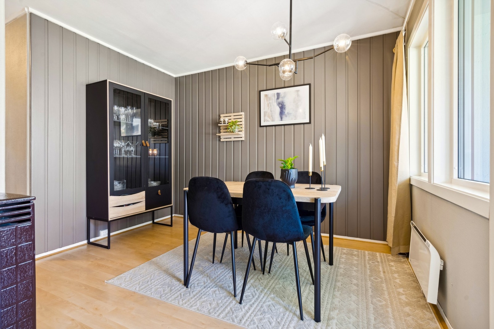 Sett bort fra vedovnen er det varmekabler på bad og elektrisk oppvarming i form av panelovner. Galleribilde