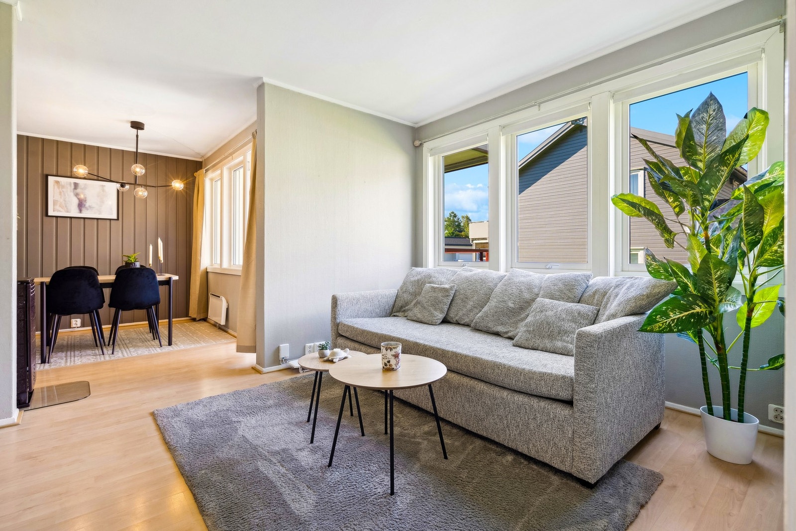 Leiligheten består av 2 soverom, 2 stuesoner, et totalrenovert bad/vaskerom, toalettrom, kjøkken, innvendig bod og et toalettrom. I tillegg disponerer andelen 2 stk. boder i kjelleren. Galleribilde