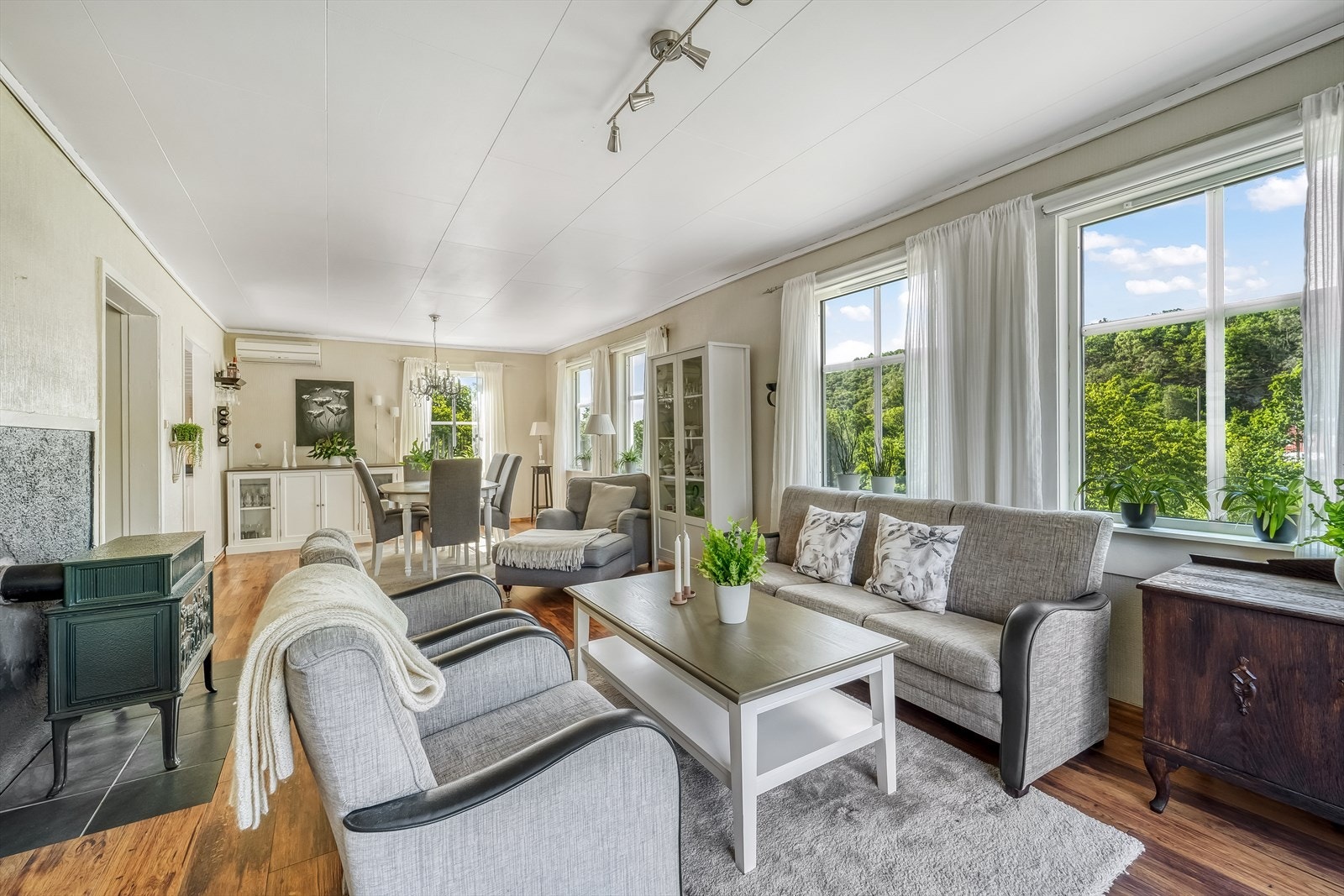 Lys og trivelig hovedstue med gode vinduflater som slipper inn godt med dagslys. Galleribilde