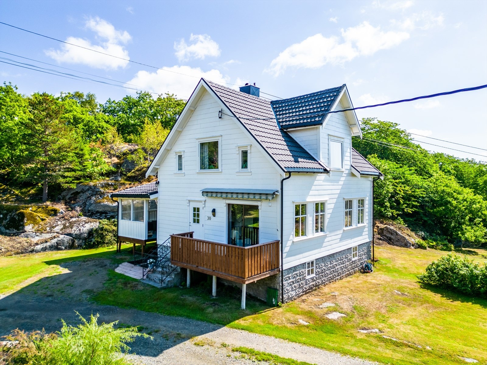 Eiendommen har en flott beliggenhet med nærhet til sjø, badevann og flotte turområder. Galleribilde