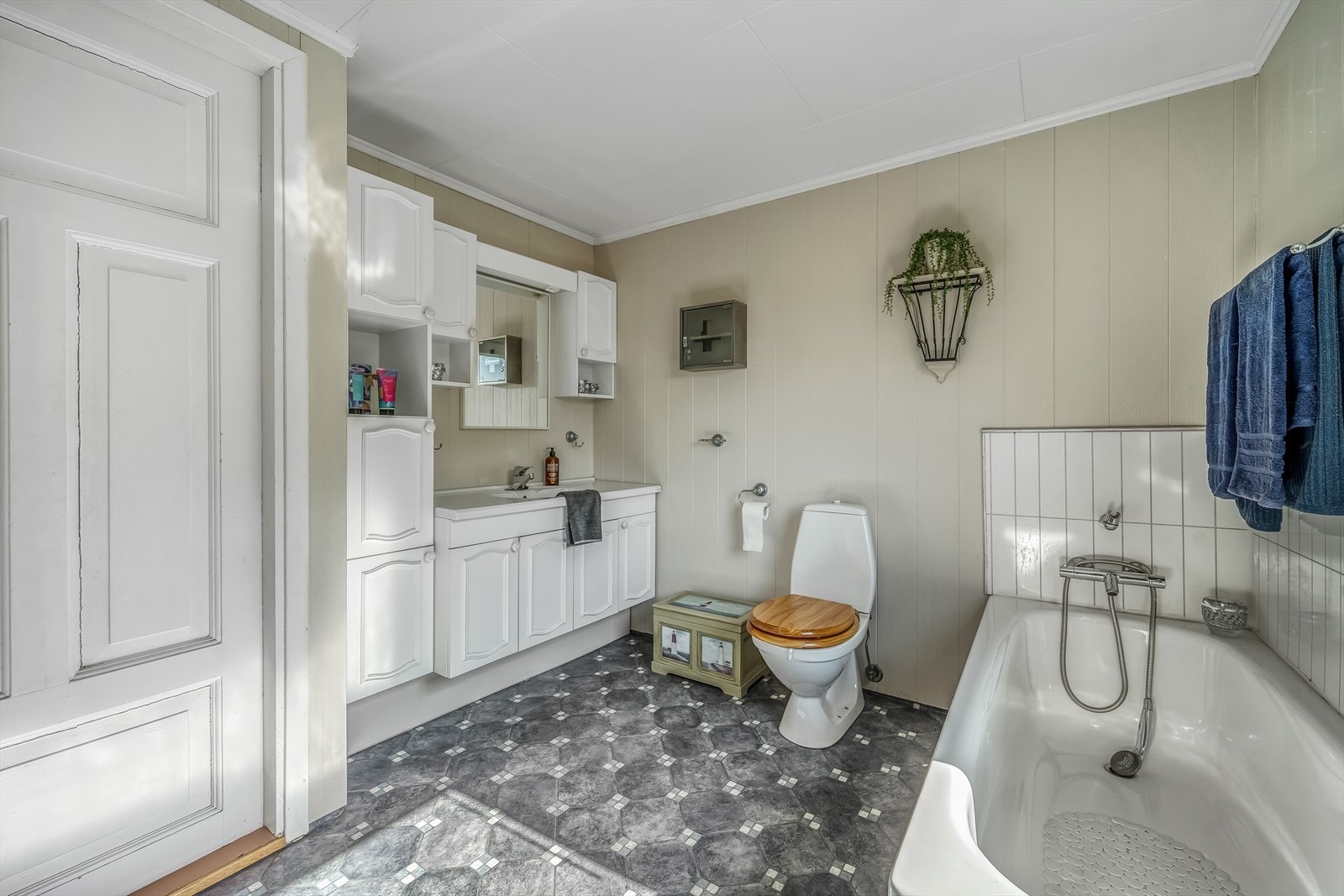 Badet ligger i 1. etasje og har belegg med varmekabler i gulvet og plater på veggene. Galleribilde