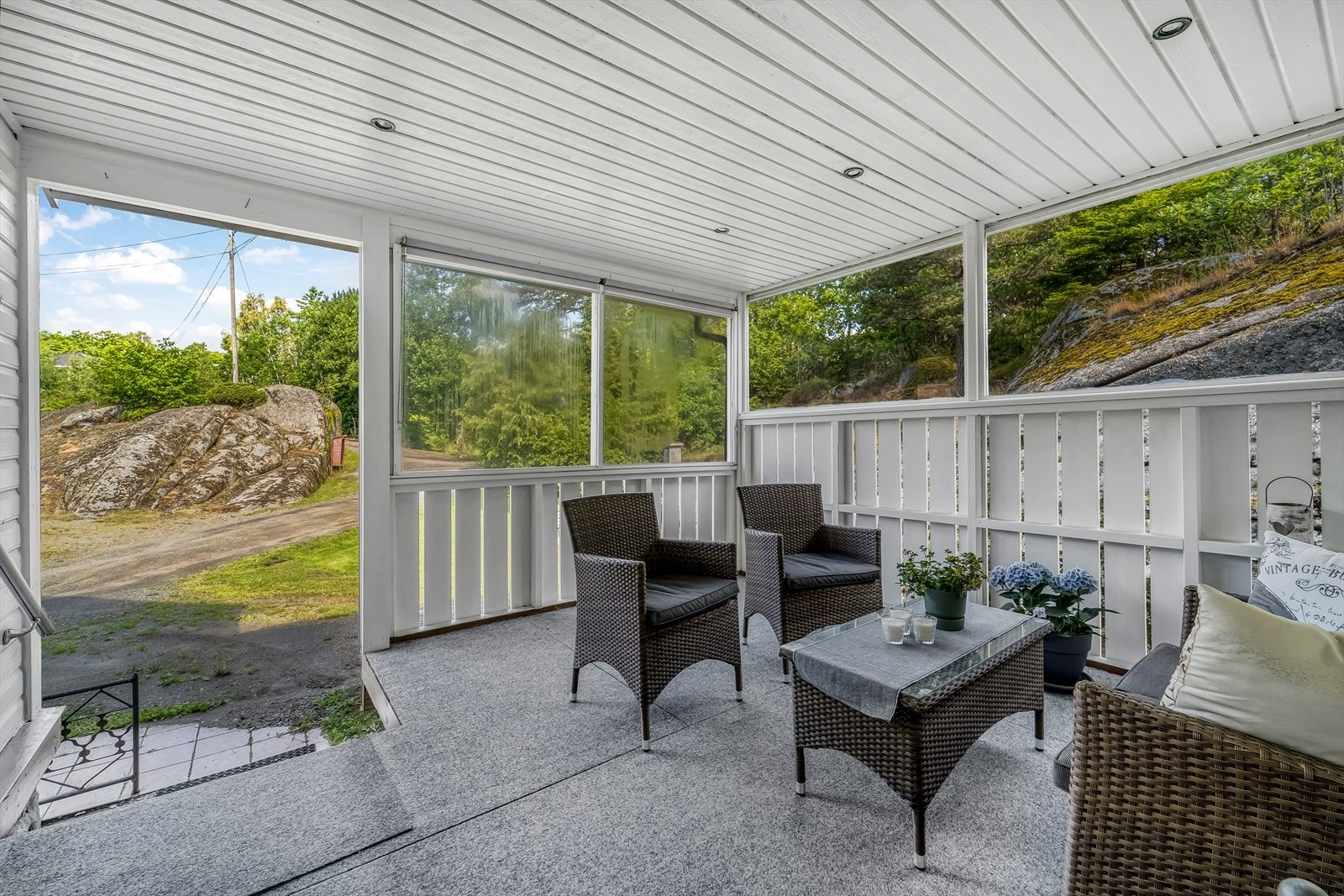 Koselig overbygget uteplass ved inngangspartiet. Galleribilde
