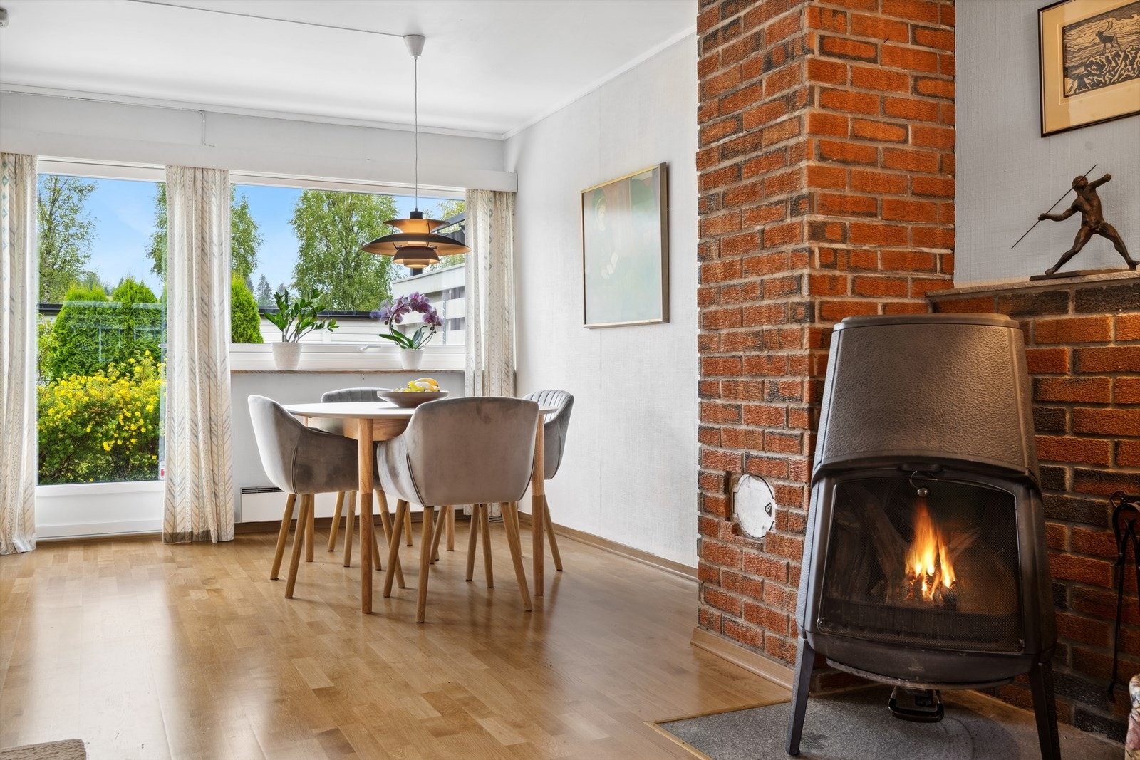 Åpen spisestue med utgang til terrasse. Galleribilde