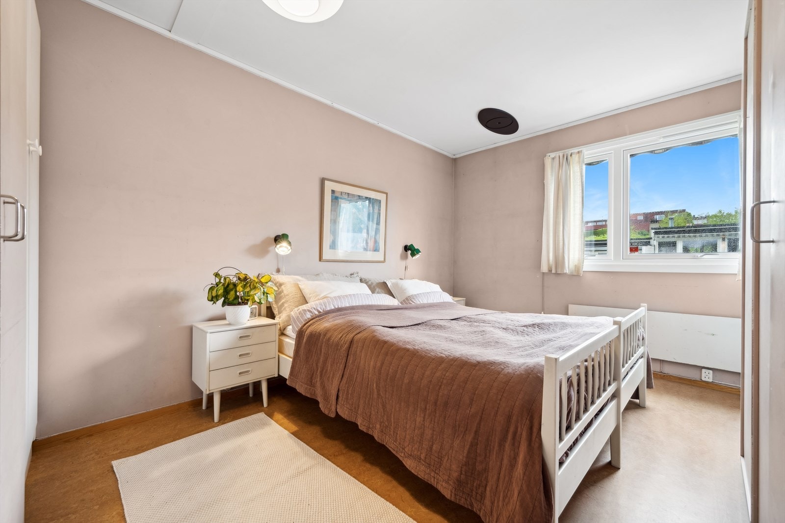 Fire romslige soverom med gode lysforhold. Galleribilde