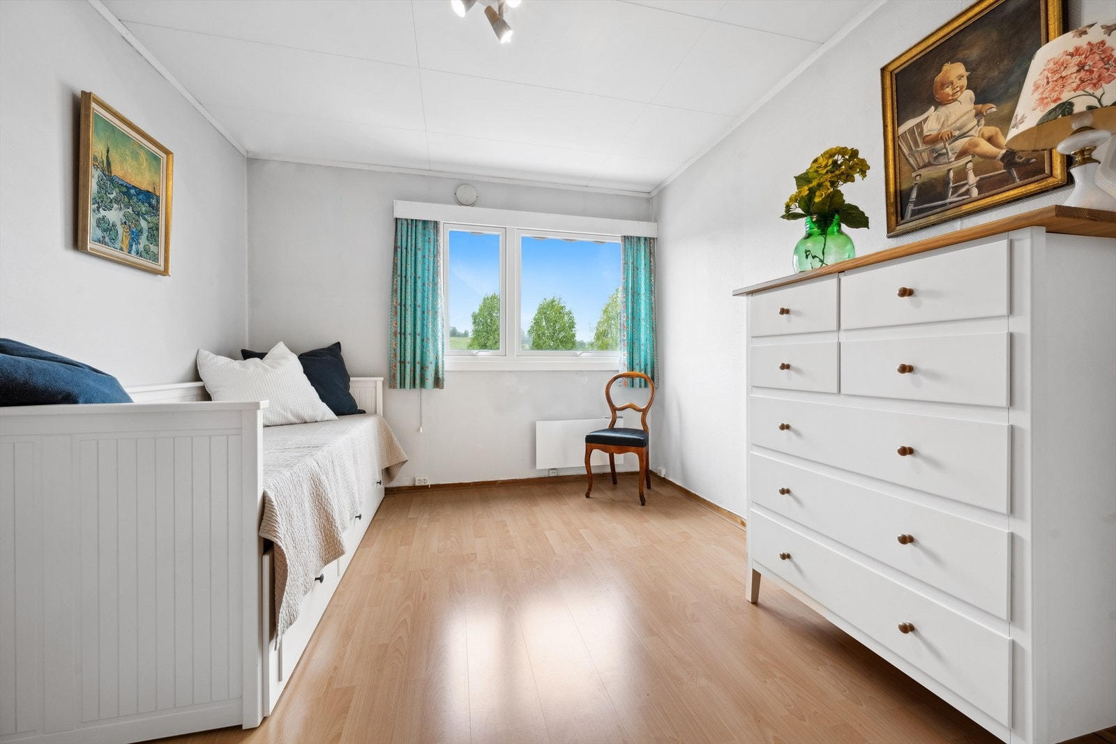 Lyst og pent soverom. Galleribilde