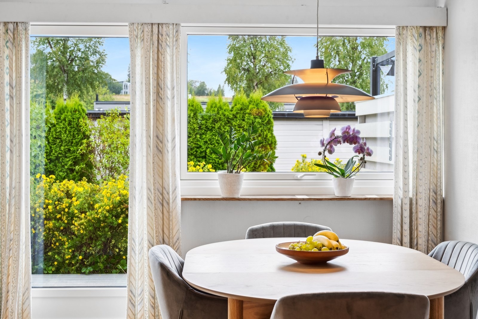 Rommet har god plass til både tv-møblement og sofagruppe. Galleribilde